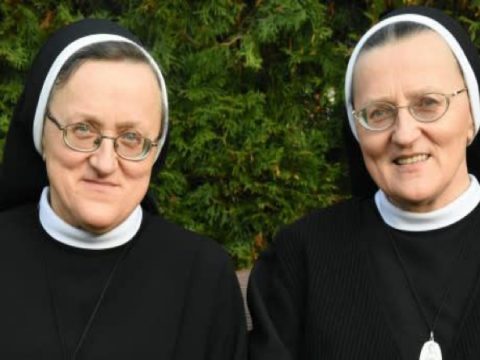 Sestry dvojčatá oddelené pri narodení sa napokon zázračne stretli v tom istom kláštore
