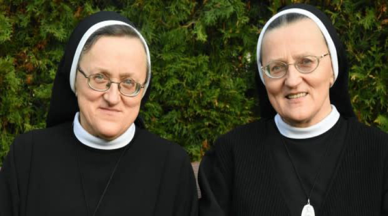 Sestry dvojčatá oddelené pri narodení sa napokon zázračne stretli v tom istom kláštore
